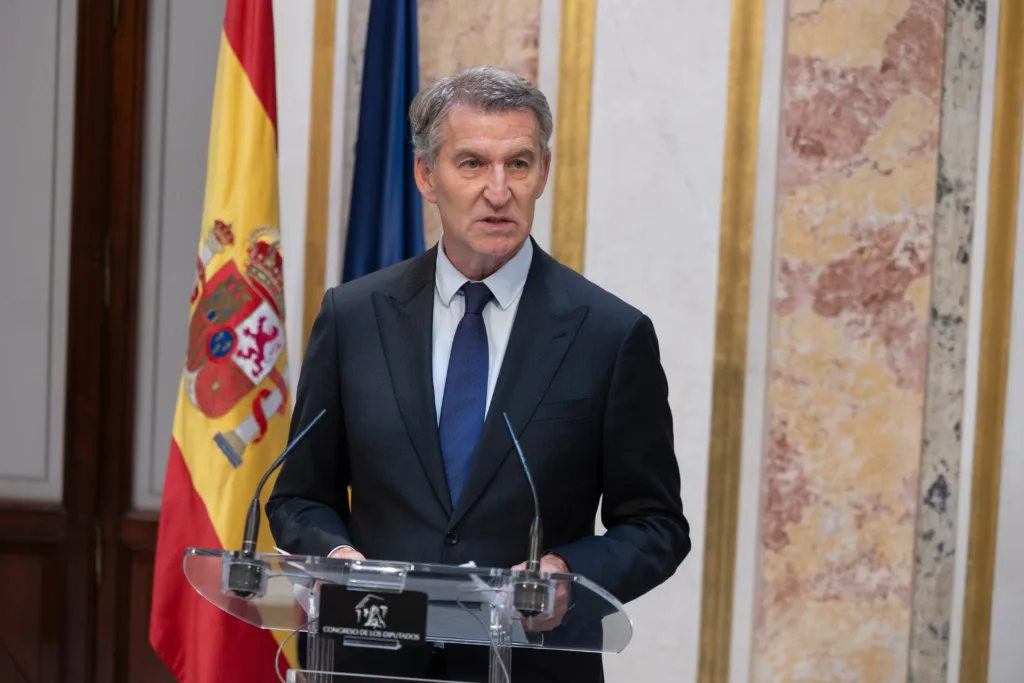 El presidente del Partido Popular, Alberto Núñez Feijóo, durante una sesión plenaria, en el Congreso de los Diputados, a