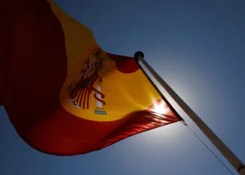 Archivo - Una bandera de España ondea en una exhibición de la Infantería de Marina de Madrid con motivo del Día de las F