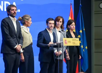 (I-D) El ministro de Cultura, Ernest Urtasun; la vicepresidenta seguda y ministra de Trabajo y Economía Social, Yolanda