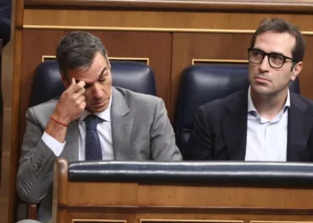 El presidente del Gobierno, Pedro Sánchez, y el vicepresidente primero y ministro de Economía, Empresa y Comercio, Carlo