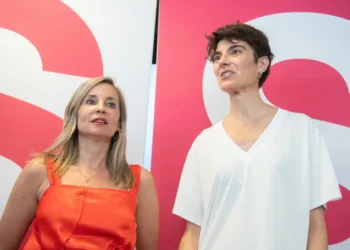 Archivo - La portavoz de Sumar en el Congreso, Verónica Martínez (i), y la secretaria de Estado de Derechos Sociales, Ma