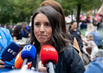 La secretaria política de Podemos y eurodiputada, Irene Montero, atiende a los medios durante la manifestación para exig