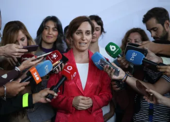 La ministra de Sanidad, Mónica García, atiende a los medios. Archivo.