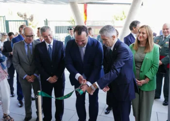 Archivo - El ministro del Interior en funciones, Fernando Grande-Marlaska (2d), corta la cinta de la inauguración del nu
