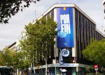 El PP despliega una lona en su fachada con el mensaje 'Por fin', tras anunciar Sánchez que convoca elecciones generales.