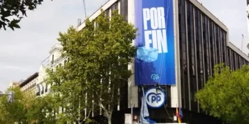 El PP despliega una lona en su fachada con el mensaje 'Por fin', tras anunciar Sánchez que convoca elecciones generales.