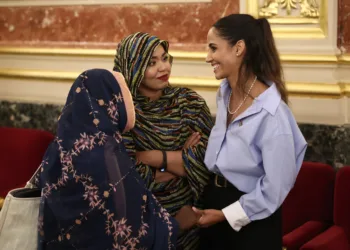La diputada de Sumar Tesh Sidi (d) durante un encuentro con saharauis en el Congreso.