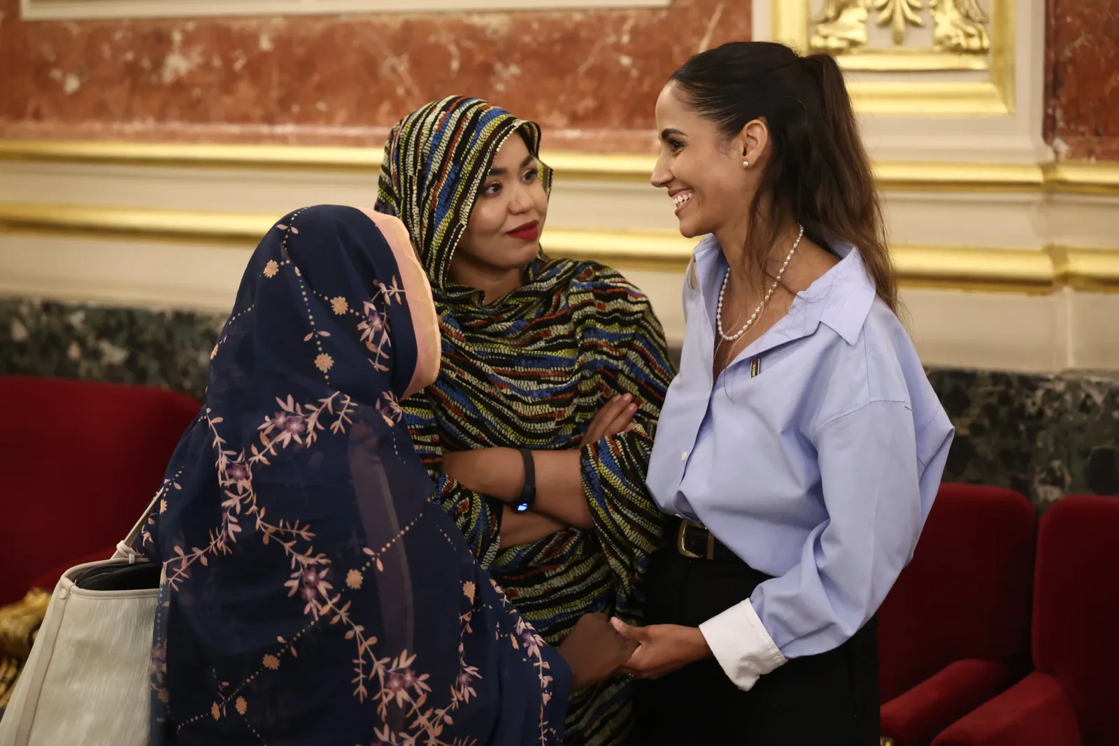 La diputada de Sumar Tesh Sidi (d) durante un encuentro con saharauis en el Congreso.