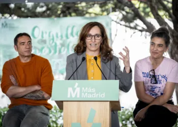 Archivo - La ministra de Sanidad, Mónica García, interviene durante la celebración en Móstoles de las fiestas del 2 de m