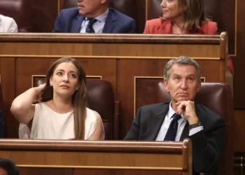 La portavoz del PP en el Congreso, Ester Muñoz, y el presidente del Partido Popular, Alberto Núñez Feijóo