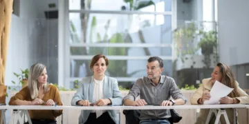 La portavoz de Sumar en el Congreso, Verónica Martínez Barbero (i); la ministra de Sanidad, Mónica García (2i), y el por