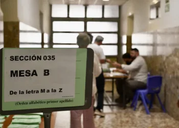 Archivo - Mesa electoral.