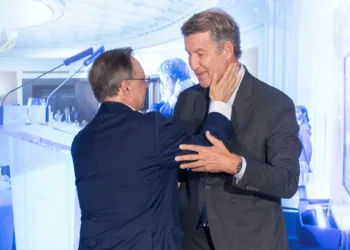 El presidente de la Ciudad Autónoma de Ceuta, Juan Jesús Vivas Lara (i) y el presidente Nacional del Partido Popular, Al