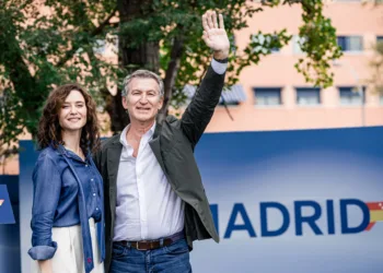 Archivo - La presidenta de la Comunidad de Madrid, Isabel Díaz Ayuso (i), y el presidente del PP, Alberto Núñez Feijóo (