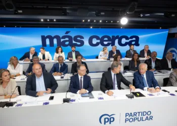 El presidente del Partido Popular, Alberto Núñez Feijóo, junto al presidente de Ceuta, Juan Jesús Vivas, durante la Junt