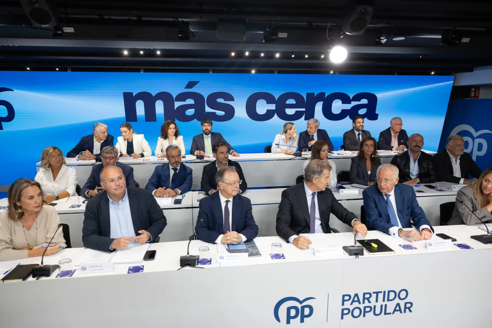 El presidente del Partido Popular, Alberto Núñez Feijóo, junto al presidente de Ceuta, Juan Jesús Vivas, durante la Junt