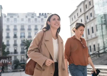 La secretaria general de Podemos, Irene Montero, atiende a los medios de comunicación, en la Plaza del Museo Nacional Re