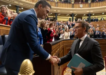 Archivo - El presidente del Gobierno, Pedro Sánchez (i), saluda al presidente del PP, Alberto Núñez Feijóo (d), tras ser