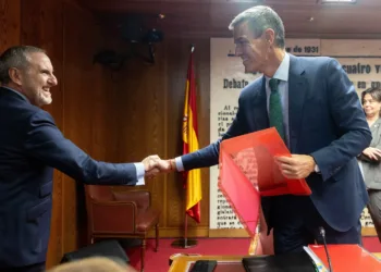 Archivo - El presidente del Gobierno, Pedro Sánchez (d), saluda al senador del PSOE Alfonso Gil durante la Comisión de I