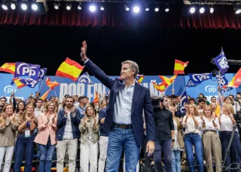 El presidente del Partido Popular, Alberto Núñez Feijóo (c), durante un acto de precampaña del Partido Popular (PP), en
