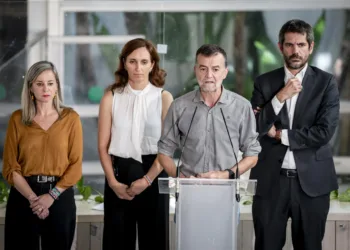 La ministra de Sanidad, Mónica García, el coordinador de IU, Antonio Maíllo,  y el ministro de Cultura, Ernest Urtasun,