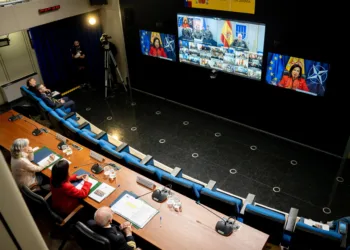 La ministra de Defensa, Margarita Robles (c), acompañada del Jefe de Estado Mayor de la Defensa (JEMAD), Teodoro Esteban