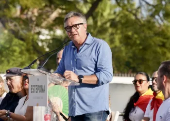 Imagen del presidente Vox en Andalucía, Manuel Gavira en un acto de precampaña. A 11 de octubre de 2026 en Estepona (Mál