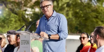 Imagen del presidente Vox en Andalucía, Manuel Gavira en un acto de precampaña. A 11 de octubre de 2026 en Estepona (Mál