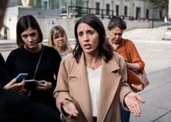 La secretaria general de Podemos, Irene Montero, atiende a los medios de comunicación, en la Plaza del Museo Nacional Re