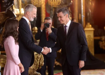 El Rey Felipe VI, la Reina Letizia y el presidente del Gobierno y secretario general del PSOE, Pedro Sánchez, durante la