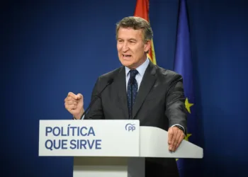 Archivo - El presidente del Partido Popular, Alberto Núñez Feijóo, durante una rueda de prensa, en la sede del PP en Gén