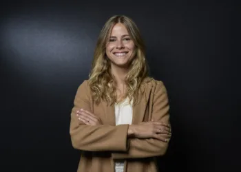Archivo - La diputada en el Congreso por Vizcaya, Bea Fanjul, posa sosteniendo para Europa Press en la sede del PP, a 22