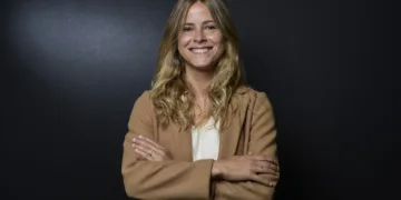 Archivo - La diputada en el Congreso por Vizcaya, Bea Fanjul, posa sosteniendo para Europa Press en la sede del PP, a 22