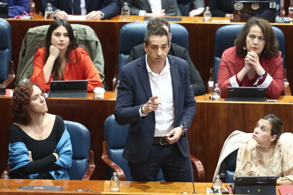 El diputado de Más Madrid en la Asamblea, Emilio Delgado, durante el pleno de la Asamblea de Madrid, a 8 de octubre de 2