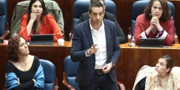 El diputado de Más Madrid en la Asamblea, Emilio Delgado, durante el pleno de la Asamblea de Madrid, a 8 de octubre de 2