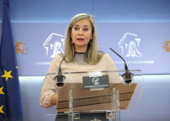 La portavoz de Sumar en el Congreso, Verónica Martínez Barbero, durante una rueda de prensa en el Congreso de los Diputa