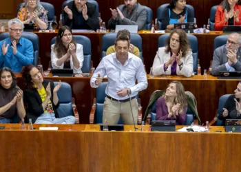 Archivo - El diputado de Más Madrid, Emilio Delgado (c), durante el Pleno de la Asamblea de Madrid, a 9 de abril de 2026