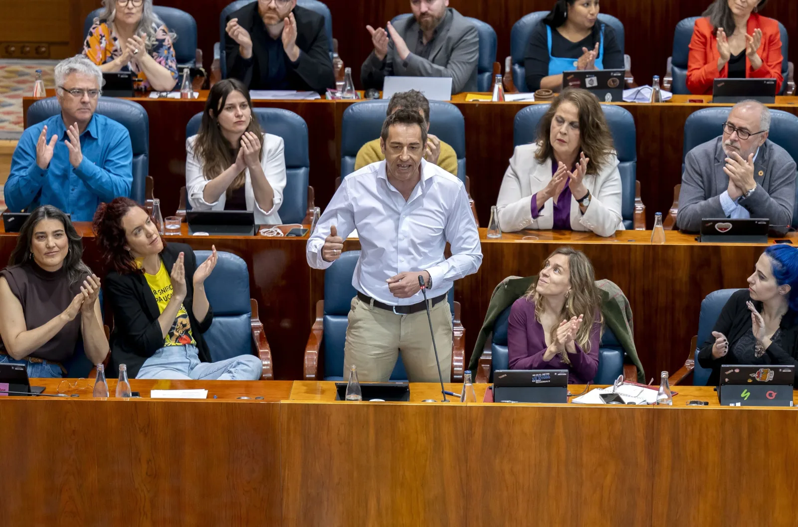 Archivo - El diputado de Más Madrid, Emilio Delgado (c), durante el Pleno de la Asamblea de Madrid, a 9 de abril de 2026