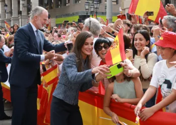 Los Reyes Felipe y Letizia saludando cariñosamente al pueblo a su llegada a Ceuta