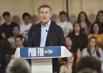 El presidente del Partido Popular, Alberto Núñez Feijóo, interviene en un acto del PP de Aragón, a 13 de octubre de 2026