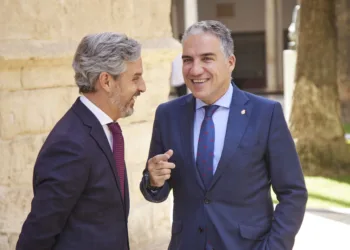 Archivo - El vicesecretario de Economía del PP, Juan Bravo (i), y el coordinador general del PP, Elías Bendodo (d), en u