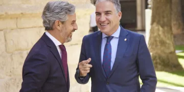 Archivo - El vicesecretario de Economía del PP, Juan Bravo (i), y el coordinador general del PP, Elías Bendodo (d), en u