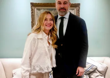 El presidente de Vox, Santiago Abascal, se ha reunido este jueves en Bruselas con la primera ministra italiana, Giorgia