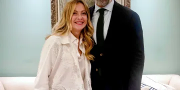 El presidente de Vox, Santiago Abascal, se ha reunido este jueves en Bruselas con la primera ministra italiana, Giorgia