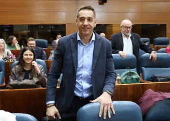El diputado de Más Madrid en la Asamblea, Emilio Delgado, durante una sesión plenaria, en la Asamblea de Madrid, a 15 de