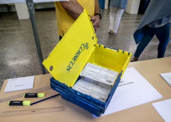 Archivo - Una caja con votos por correo.