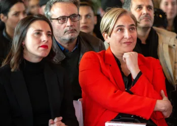 Archivo - La exministra de Igualdad, Irene Montero (1i) y la exalcaldesa de Barcelona, Ada Colau (1d), durante un homena