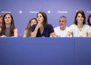 Archivo - (I-D) La secretaria general de Podemos, Ione Belarra; la secretaria política de Podemos y eurodiputada, Irene
