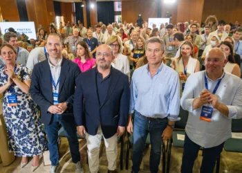 Archivo - El presidente de PP de Cataluña, Alejandro Fernández, el presidente del PP, Alberto Núñez-Feijóo, y el secreta