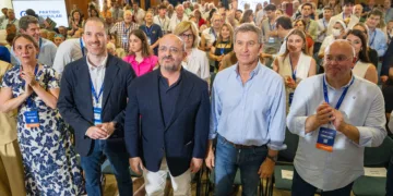 Archivo - El presidente de PP de Cataluña, Alejandro Fernández, el presidente del PP, Alberto Núñez-Feijóo, y el secreta